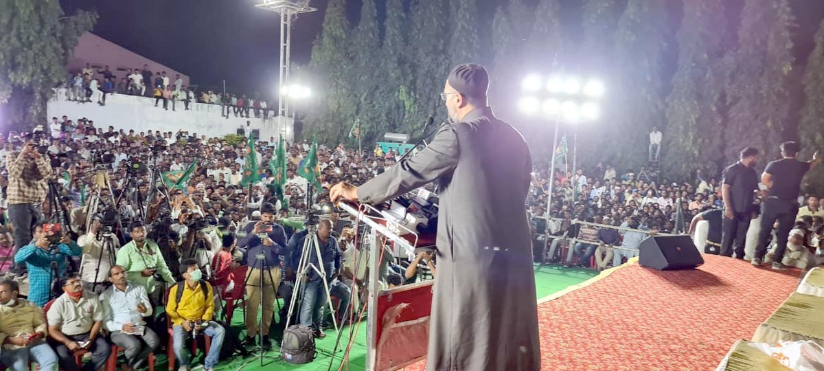 صدر مجلس و رکن پارلیمان بیرسٹر اسد الدین اویسی مغل گارڈن فنکشن ہال ،گلبرگہ میں منعقدہ "ملک بچاؤ، دستوربچاؤ کنونشن سے خطاب کرتے ہوئے۔